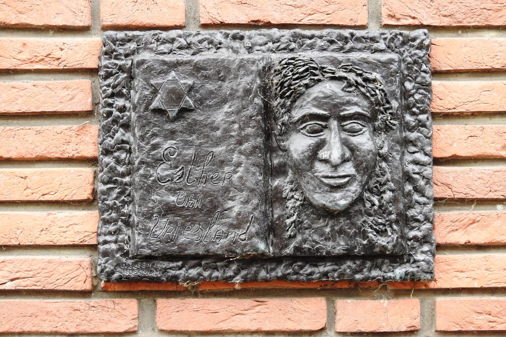 28-05: Kippenvel bij ontdekking kandelaar van Gorcumse Anne Frank: Verborgen op boerderij in Hank