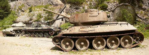 T-34/85 & M24 Chaffee Tank Nauders