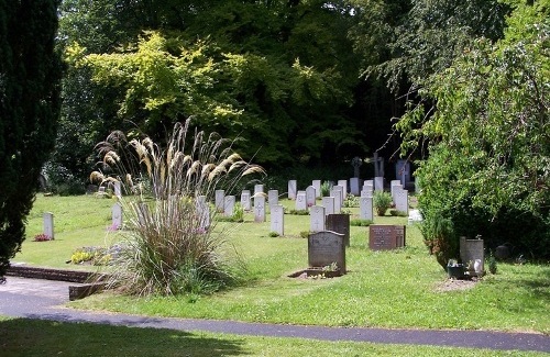 Commonwealth War Graves St Luke Churchyard