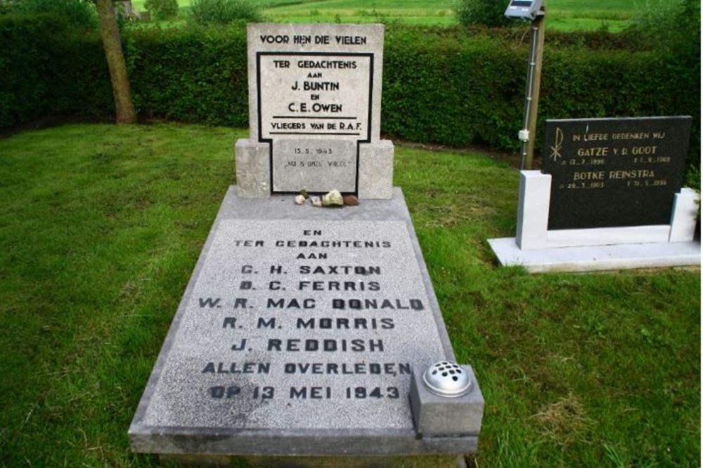 Commonwealth War Graves Protestant Churchyard Hieslum