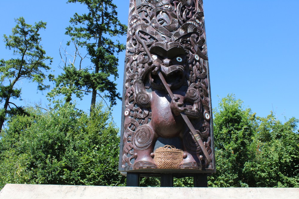 Maori-monument Pou Maumahara - Pohutokawa #3